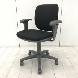 【581255】【厚めのクッションが心地いい！お手頃で使い勝手の良い人気ローコストチェア！】■オカムラ（okamura）製　ヴィラージュ（VILLAGE）VC1チェア　肘付ローバック　■可動肘　■ブラック　オフィスバスターズ　水戸サテライト　大子町　北茨城市　高萩市　日立市　常陸太田市　常陸大宮市　那珂市　東海村　ひたちなか市　城里町 水戸市　笠間市　茨城町　大洗町　小美玉市