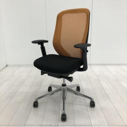 【前傾チルト機能付き！オカムラ製品で最も人気を集める高機能メッシュチェア！】■オカムラ（okamura）製　シルフィー（Sylphy）チェア　肘付ハイバック　■可動肘　■背面:オレンジメッシュ×座面:ブラック
