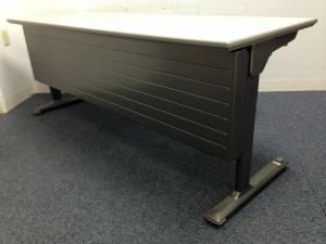 【天板跳ね上げ式でコンパクトに収納！】■オカムラ製　サイドフォールドテーブル　スタックテーブル　■幕板付　■グレー