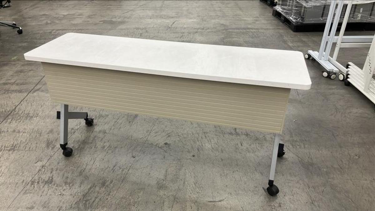意外と広い横幅1500ｍｍ（奥行450ｍｍ）Platte（プラッテ）テーブル※天板ホワイト色仕様◆内田洋行製
                        プラッテ
                                    中古
            