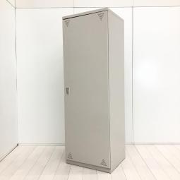 【スチール製で頑丈なので掃除道具一式を収納できます！】■オカムラ（okamura）製　掃除用具ロッカー　■シリンダー錠　■グレー　【弊社使用欄：A01055778】
