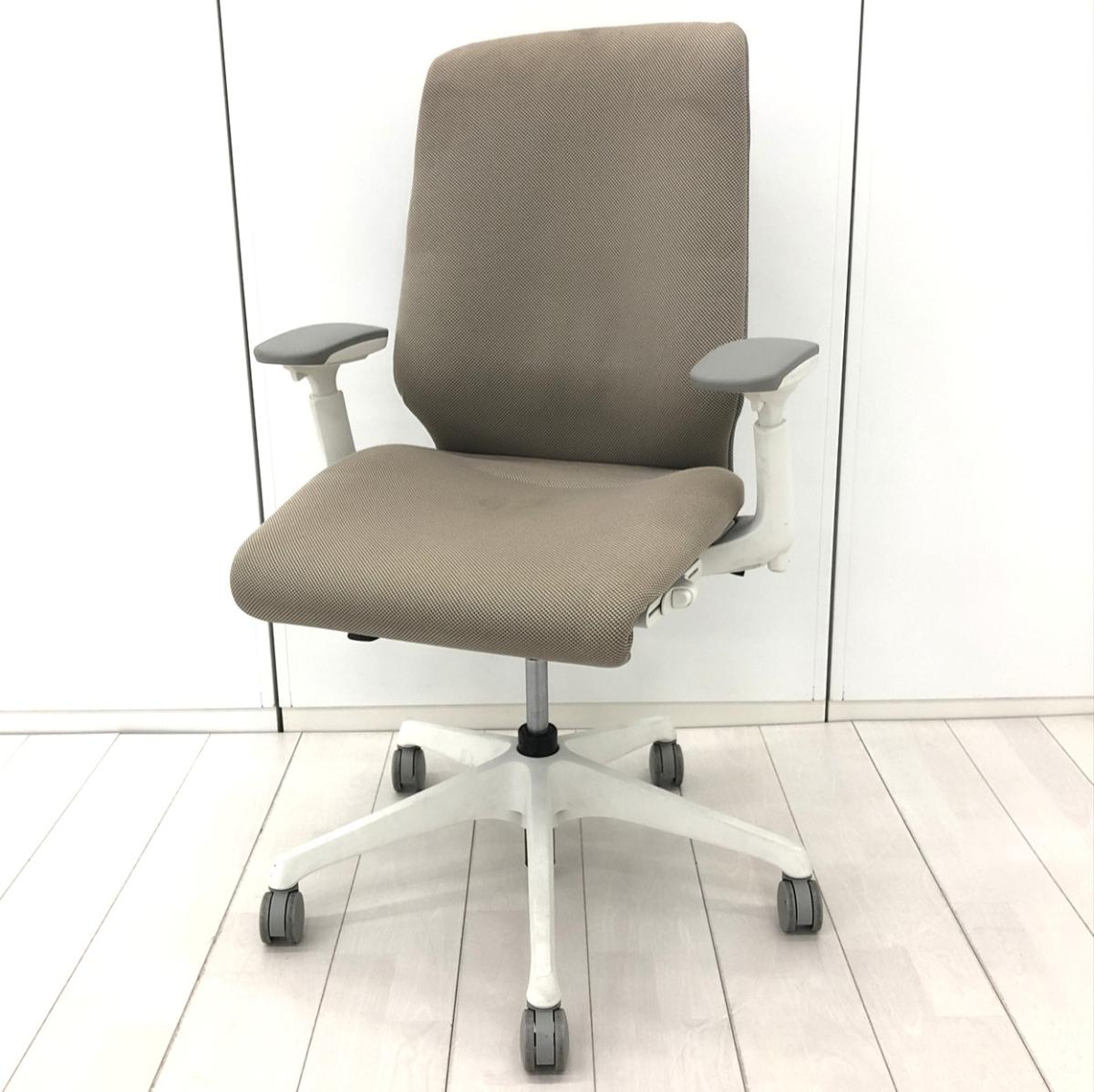 【長時間座っても疲れにくく快適な座り心地！】■オカムラ　スフィアチェア　可動肘付　背表：ベージュ / 背裏：グレー　■座るだけで体格にあわせて自然に変形！3Dフィジカルフィットシェル！【Okamura　Spher】
                        スフィア
                                    中古
            