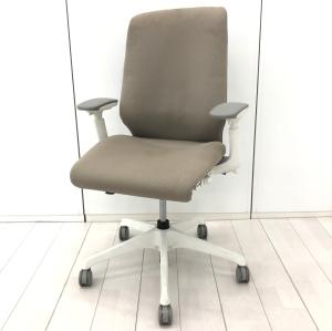 【長時間座っても疲れにくく快適な座り心地！】■オカムラ　スフィアチェア　可動肘付　背表：ベージュ / 背裏：グレー　■座るだけで体格にあわせて自然に変形！3Dフィジカルフィットシェル！【Okamura　Spher】