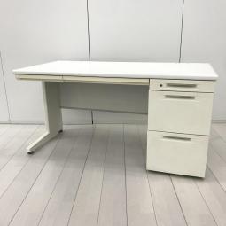 【ゆとりのあるワークスペースで快適！収納スペースも充実！】■オカムラ（okamura）　ビラージュ（VILLAGE）シリーズ　片袖机　W1400×D700mm　■シリンダー錠　■ホワイト　※日焼け　【弊社使用欄：A01065547】