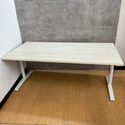 オカムラ製のミーティングテーブル(会議用)【ライブスシリーズ/ナチュラル色】が入荷しました！　＊良品を格安で！「オフィスバスターズ福岡南店」は、福岡を拠点として、全国へ中古オフィス用品・オフィス家具を提供しております。