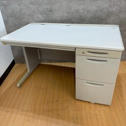 オカムラ製の片袖机(事務机)【SD-eシリーズ/グレー色※日焼け箇所多数】が入荷しました！　＊「オフィスバスターズ福岡南店」は、福岡を拠点として、全国へ中古オフィス用品・オフィス家具を提供しております。