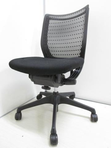 【☆人気商品!スタイリッシュなデザインで座りやすい!】■オカムラ ヴィスコンテチェア ブラック プレーンメッシュ ■人間工学に基づいた快適な座り心地!【Okamura Visconte)】