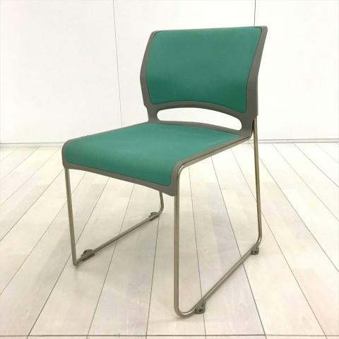 【581701】【重ねることで邪魔にならないスペース効率を考えたチェア！】■オカムラ（okamura）製　リット（LITTO）シリーズ 　スタッキングチェア　ミーティングチェア　■クローズ脚　■背・座面 :ビニールレザー　■ライトグリーン　オフィスバスターズ　水戸サテライト　大子町　北茨城市　高萩市　日立市　常陸太田市　常陸大宮市　那珂市　東海村　ひたちなか市　城里町 水戸市　笠間市　茨城町　大洗町　小美玉市