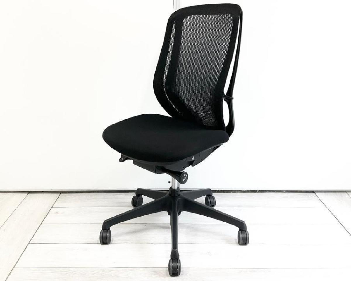 前傾チルト搭載のオカムラ・シルフィ入荷！高機能メッシュチェアの中でも特に人気のモデルで、長時間作業でも快適。可動肘・ハイバック仕様のブラックタイプでオフィス環境の質を高めたい方におすすめです/オススメ(おすすめ) /人気商品【弊社使用欄：A01051940】■オカムラ/シルフィ
                        シルフィーメッシュ
                                    中古
            