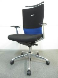 【快適な座り心地に高級感のあるデザイン！】■オカムラ　フィーゴチェア　肘付　ベルトライン：ブルー　■背中全体を優しくサポート！