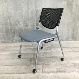 【使わない時は重ねて収納！どんなオフィスにも取り入れやすいチェア！】■オカムラ（okamura）製　プロスタックシリーズ　スタッキングチェア　ミーティングチェア　キャスター付き　■背面:樹脂ブラック×座面:グレー