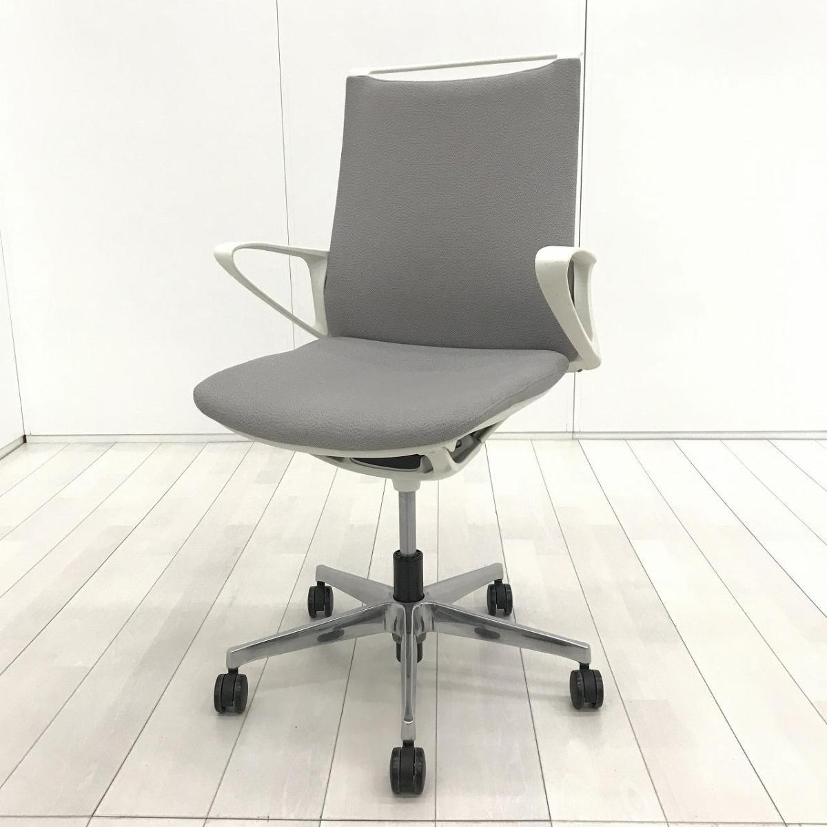 【4/1入荷】【スタイリッシュなデザインでモダンな空間を演出！】■オカムラ（okamura）製　モード（mode）チェア　肘付ミドルバック
　■サークル肘　■グレー×ホワイトシェル　※肘スレキズあり【AD】
                        モード
                                    中古
            