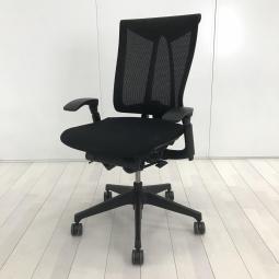 【座るとわかる快適さ・骨盤にしっかりフィットする！ 】■イトーキ（ITOKI）製　セレーオ（eleeo）チェア　肘付きハイバック　■可動肘　■メッシュ背面　■ブラック