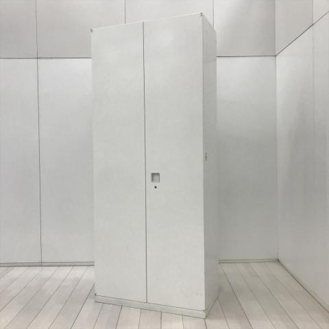 【豊富な収納スペースでオフィス書類をスッキリ整理！】■オカムラ（okamura）製　レクトラインシリーズ　ワードローブ　ハイキャビネット　W900×D450×H2100mm　■シリンダー錠　■ホワイト　【弊社使用欄：A01058696】【ID】