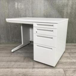 【書類を多く扱う方にも嬉しい4段収納！便利な電源タップ付！】■オカムラ（okamura）製　アドバンス（ADVANCE）　片袖机　4段収納　■W1000×700㎜　■シリンダー錠　■ホワイト　【弊社使用欄：A01062158】