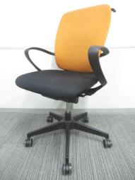 【スタンダードなデザインで快適な座り心地！】姿勢の変化にフレキシブルに対応！体になじむ快適な座り心地！/オススメ(おすすめ) /人気商品【弊社使用欄：A01062377】■イトーキ　フルゴチェア　ループ肘付　アンバーオレンジ　ハイバック