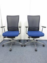 【上半身の動きにフィット・体を包み込むメッシュ張地！　2脚揃いのセットで入荷！】■コクヨ（KOKUYO）製　フォスター（FOSTER）肘付き　■ハイバック　■固定肘　■背面メッシュ　■背面ブラック×座面ブルー　※セット商品のため配送費要ご相談商品となります。