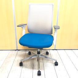 【1脚限定！】【前傾から後傾まで様々な姿勢をサポート！ワンランク上の座り心地！】■コクヨ（KOKUYO）製　ベゼル（Bezel）チェア　肘付き　ハイバック　背面メッシュ　■可動肘　■プルシアンブルー×ホワイトシェル 【入替セールにつき30%OFF！】