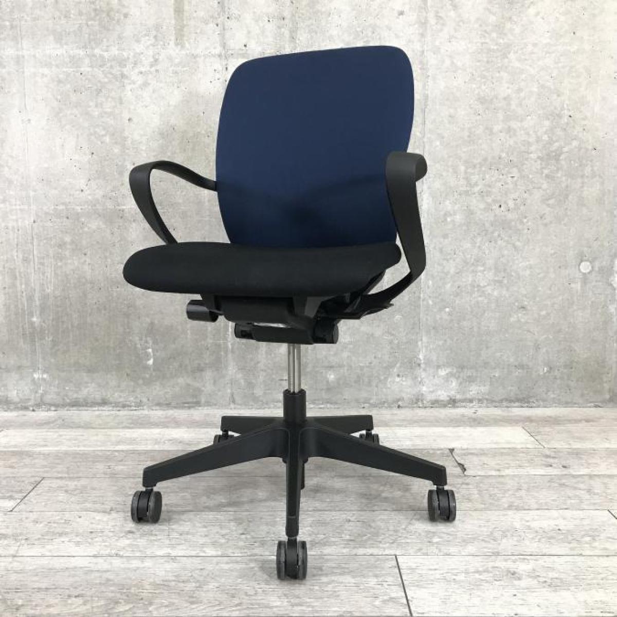 ■イトーキ（ITOKI）製　■フルゴ（fulgo）チェア　■ハイバック　■背面:ネイビーブルー×座面:ブラック　■サークル肘　【弊社使用欄：A01040212】
                        フルゴ
                                    中古
            