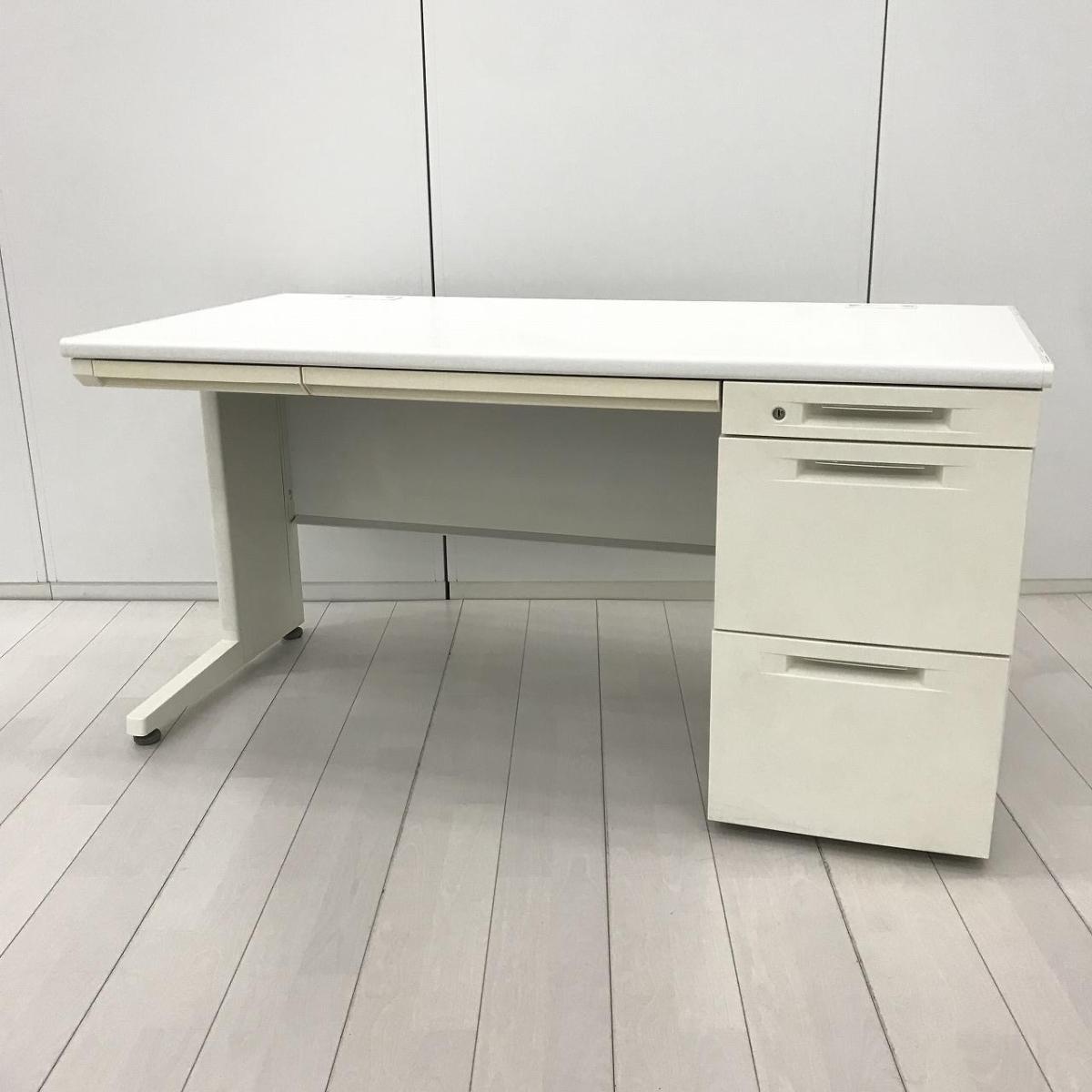 【ゆとりのあるワークスペースで快適！収納スペースも充実！】■オカムラ（okamura）　ビラージュ（VILLAGE）シリーズ　片袖机　W1400×D700mm　■シリンダー錠　■ホワイト　※日焼け　【弊社使用欄：A01065547】【SN】
                        ヴィラージュデスク
                                    中古
            