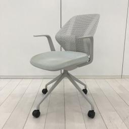 【在庫入替セール品！（本在庫限定価格）】【腰回りをしっかりサポート！オフィスに新しい風を吹き込むライトタスクチェア！】■イトーキ（ITOKI）キュアチェア（QuA）■ミーティングチェア　固定肘　　樹脂メッシュバック　4本脚　■背面カラー：ライトグレーG　 座面カラー：ホワイトグレー【弊社使用欄：A01032802】【HU】