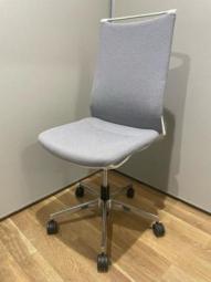 【4/1入荷】【スタイリッシュなデザインでモダンな空間を演出！】■オカムラ（okamura）製　モード（mode）チェア　肘無ミドルバック　■グレー×ホワイトシェル　※肘部分のカバーなし【AD】