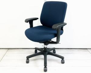 【全ての機能をコンパクトに！クッション性が高く座り心地抜群！】■イトーキ（ITOKI）製　トルテR（torte_R）チェア　肘付き　ローバック　■ネイビーブルー×ブラックシェル【AD】