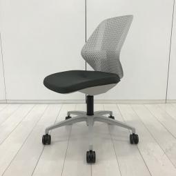 【在庫入替セール品！（本在庫限定価格）】【オフィスに新しい風を吹き込むライトタスクチェア！ 腰回りをしっかりサポート！】■イトーキ製（ITOKI）製　キュアチェア（QuA）　ミーティングチェア　肘無し　■ 5本脚　背面樹脂メッシュタイプ　■ダークグレー×ホワイトシェル【弊社使用欄：A01032806】【HU】