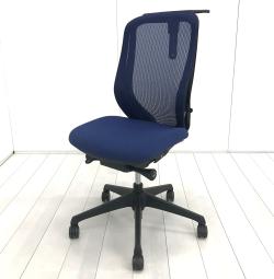 【いま人気のワーキングチェア！新感覚のオフィスシーティング！】■オカムラ　シルフィーチェア　ミディアムブルー　ハンガー付　ハイバック　背メッシュ　■まるで手を添えて包み込まれるような優しい座り心地！【Okamrua　Sylphy】★