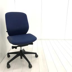 【包み込まれるような快適な座り心地！新感覚のオフィスシーティング！】■オカムラ　シルフィーチェア　ミディアムブルー　■背もたれのカーブを2段階で変えられる！【Okamrua　Sylphy】