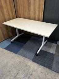 木目天板で柔らかい雰囲気に仕上がります　T字脚でスタイリッシュ　コクヨ