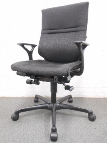 【お洒落な張地と無骨なフレームのマッチング!】■オカムラ製 エルシオチェア 肘付ハイバック ■ブラック ■固定肘