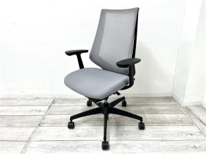 【定価約10万円】【様々な体系や姿勢にも柔軟にフィット！　座り心地抜群の肘付きハイバックチェア！】■コクヨ（KOKUYO）製　デュオラ　■色グレー　■ハイバック　■背面メッシュ　■固定肘　■コートハンガー付　■樹脂脚