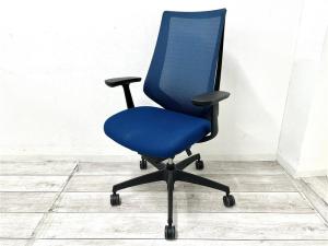 【定価約10万円】【様々な体系や姿勢にも柔軟にフィット! 座り心地抜群の肘付きハイバックチェア!】■コクヨ(KOKUYO)製 デュオラ ■色ブルー ■ハイバック ■背面メッシュ ■固定肘 ■コートハンガー付 ■樹脂脚