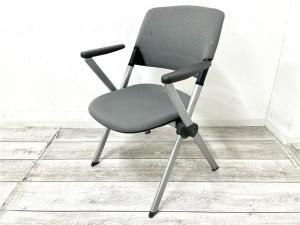 【定価約6万円】【会議室におすすめ！水平にも垂直にもスタッキング可能！】■オカムラ（okamura）製　リータ（LITA）チェア　ミーティングチェア　ネスティングチェア　肘付　会議用　■キャスター付　■グレー