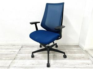 【定価約10万円】【様々な体系や姿勢にも柔軟にフィット！　座り心地抜群の肘付きハイバックチェア！】■コクヨ（KOKUYO）製　デュオラ　■色ブルー　■ハイバック　■背面メッシュ　■固定肘　■コートハンガー付　■樹脂脚