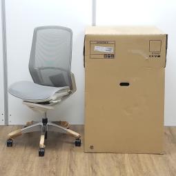 ★【新古品：アウトレット】オカムラ製　フィノラ　ライトグレー　ホワイトフレーム　肘無し　ハイバック　背・座面メッシュ　ポリッシュ脚　自然な姿勢で作業・リラックス可能！　自動車デザインで培われた「イタルデザインの美意識」と「オカムラの技術力」を集結したチェア　肘無しハイバックチェア！！