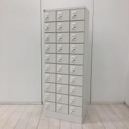 【化粧室や私物の持ち込み制限があるスペースの入り口などにピッタリな小物入れロッカー入荷！】■生興(SEIKO)製　30人用ロッカー　小物入れロッカー　3列×10段　W600×D300×H1600㎜　■ダイヤル錠　■ホワイト