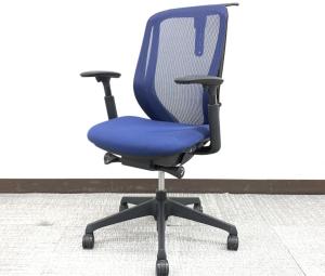 【前傾機能チェアの代名詞！　オフィスにマッチしやすい定番カラーです！】■オカムラ/シルフィー　肘付ハイバック　■ミディアムブルー×ブラックシェル　■メッシュバック　■可動肘　■コートハンガー付き