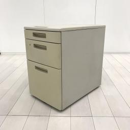 【高品質で人気のKOKUYO製品！スタンダードなデザインで使いやすい！】■コクヨ(KOKUYO)製　BS+シリーズ　3段ワゴン　デスクインワゴン　■W395×D600×H610mm　■ニューグレー　■シリンダー錠　※日焼け有