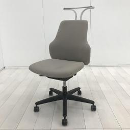 【奥深くゆったりと座れて機能も充実！ラウンジソファをイメージしたデザインがおしゃれ！女性に人気のフォルム！】■コクヨ（KOKUYO）製　 グーフォ（Gufo）チェア　肘無し　ローバック　■ハンガー付　■ミディアムグレージュ×ホワイトシェル