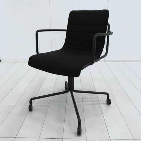 【582201】【ミーティングにも執務にも映える、軽快デザイン！】■コクヨ（KOKUYO）製　デイズオフィス（Days Office）シリーズ　ワークチェア　肘付き　回転チェア　昇降脚 　■ブラック　オフィスバスターズ　水戸サテライト　大子町　北茨城市　高萩市　日立市　常陸太田市　常陸大宮市　那珂市　東海村　ひたちなか市　城里町 水戸市　笠間市　茨城町　大洗町　小美玉市