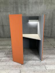 【右開口】【ワーカーの集中を高める省スペースなワークブース！高さ1530mmタイプ】■オカムラ(okamura)製　ドレープ(drape)シリーズ 　テトラタイプ　1人用ブース 　ソロワークブース（W1000/D1000/H1530）　■色： 外装  オレンジ　内装  グレー　■ライト・天板つき【ABW商材】【関東倉庫在庫品】【弊社使用欄：A01068989】