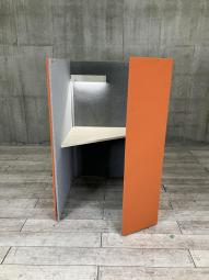 【左開口】【ワーカーの集中を高める省スペースなワークブース！高さ1530mmタイプ】■オカムラ(okamura)製　ドレープ(drape)シリーズ 　テトラタイプ　1人用ブース 　ソロワークブース（W1000/D1000/H1530）　■色： 外装  オレンジ　内装  グレー　■ライト・天板つき【ABW商材】【関東倉庫在庫品】【弊社使用欄：A01068990】
