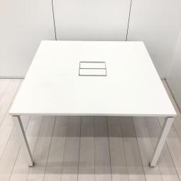 【在庫セール品・1台限定】【T4】■イトーキ（ITOKI）製　インステートコムシリーズ　ワークテーブル　ミーティングテーブル　W1200×D1200×H720mm　■ホワイト【どの方向からでも使える、1200mm角のちょうど良いサイズ感！】