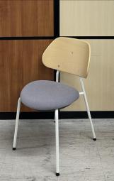 【在庫セール品・4脚限定】【T4】■オカムラ（Okamura）　アミタ(Amita)　スタッキングチェア　木製シェル　■木目ナチュラル×座クッション：グレー【まるでカフェのようなたたずまい！　おしゃれな木製ナチュラル調のスタッキングチェア！】