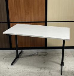 【在庫セール品・2台限定】【T4】■綜合家具製　ミーティングテーブル　W1200mm×D600mm　■木目ホワイト×ブラック脚　■T字脚【木目ホワイトのおしゃれなテーブル！　コンセント付で応接にも休憩スペースにも最適！】