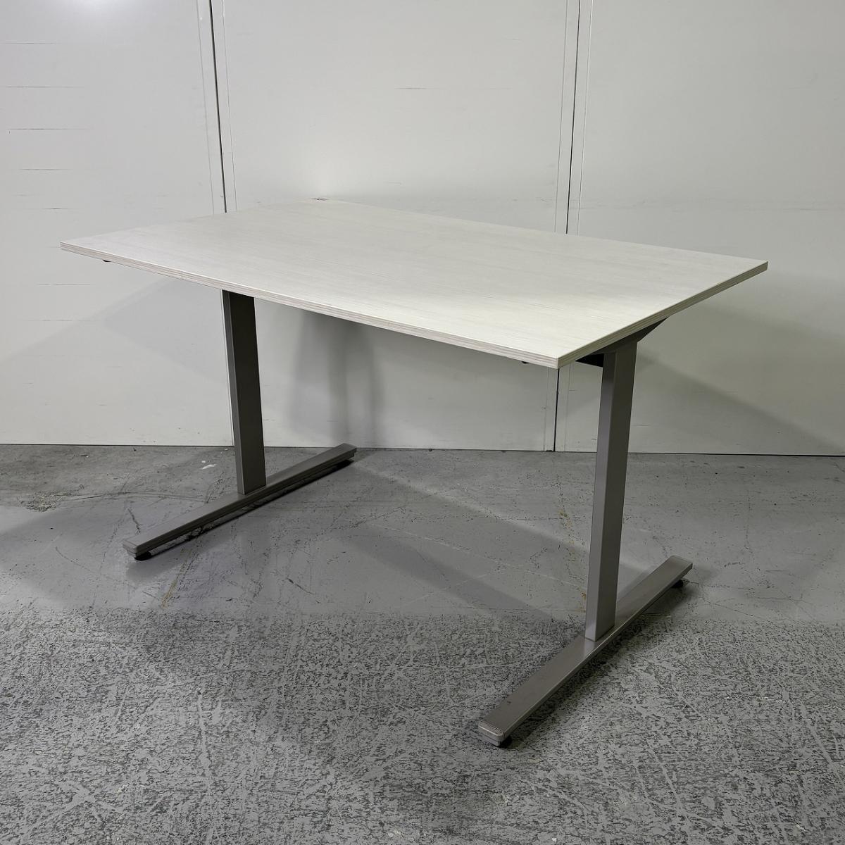 【在庫セール品・1台限定】【T4】■イトーキ(ITOKI)製　オリゴ(origo)シリーズ　ミーティングテーブル　会議用　W1200×D750㎜　■天板：木目ホワイト/T字脚：シルバー【スタンダードなデザインであらゆる空間にフィット！】
                        オリゴ
                                    中古
            