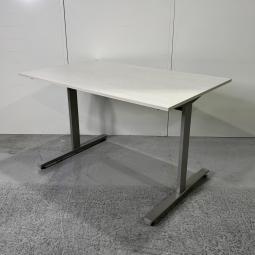 【在庫セール品・1台限定】【T4】■イトーキ(ITOKI)製　オリゴ(origo)シリーズ　ミーティングテーブル　会議用　W1200×D750㎜　■天板：木目ホワイト/T字脚：シルバー【スタンダードなデザインであらゆる空間にフィット！】