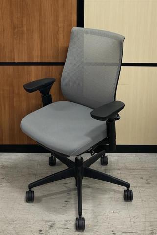 【中古】ベゼル 樹脂脚  コクヨ（KOKUYO） 肘付ハイバックチェア